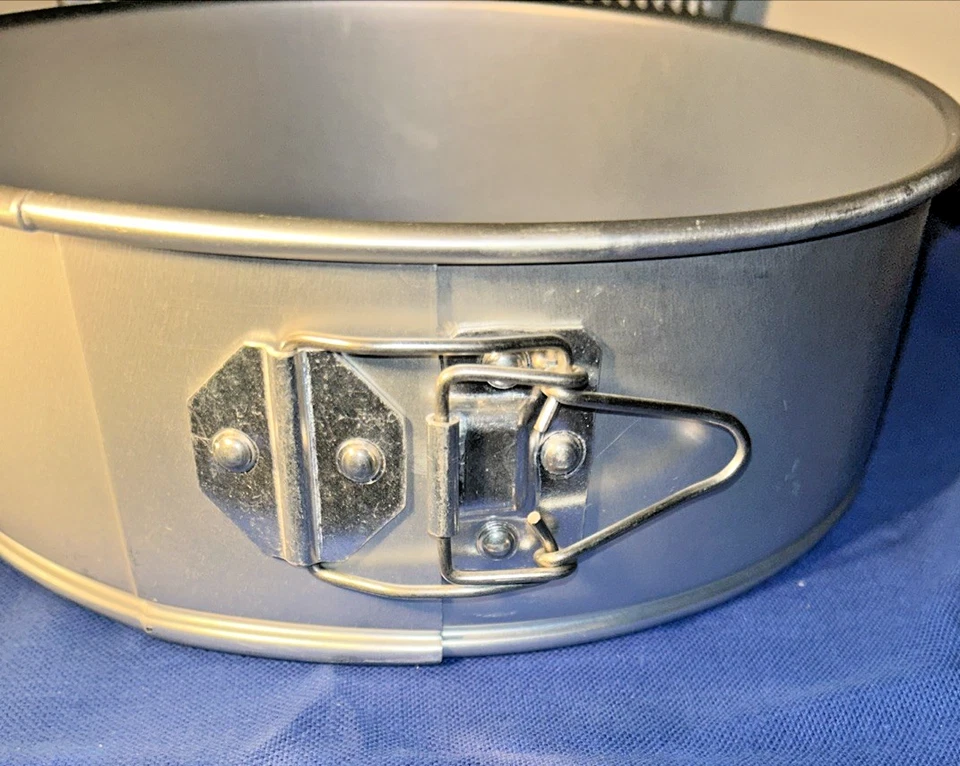 Wilton Round 9 1/4 X 3 pulgadas Sartenes Springform Cake Pan Performance Cheekcake de colección Foto 3 de 4