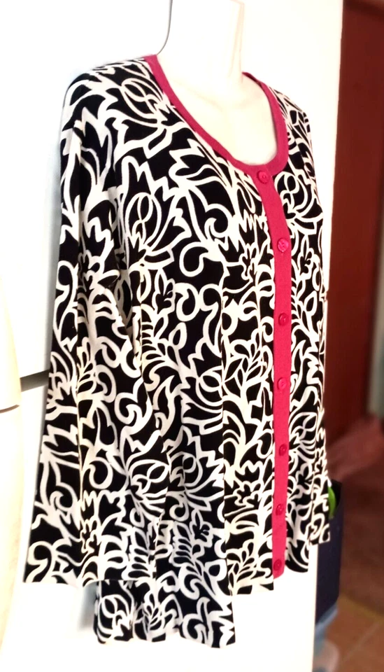 NEW INVESTMENTS II BLACK SCROLL FLORAL DARK PINK TRIM LIGHTWEIGHT SWEATER 3X NWT - Image 2 of 4