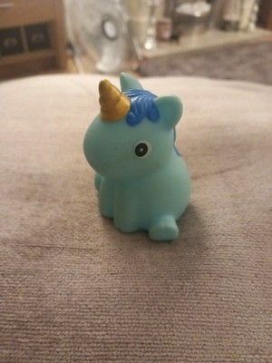 Einhorn Badespielzeug, das leuchtet, wenn es mit Wasser in Berührung kommt.