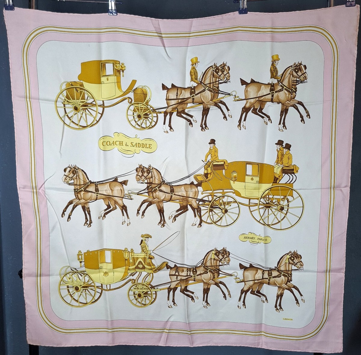 エルメス HERMES スカーフ カレ90 冬の郵便馬車 販売 中