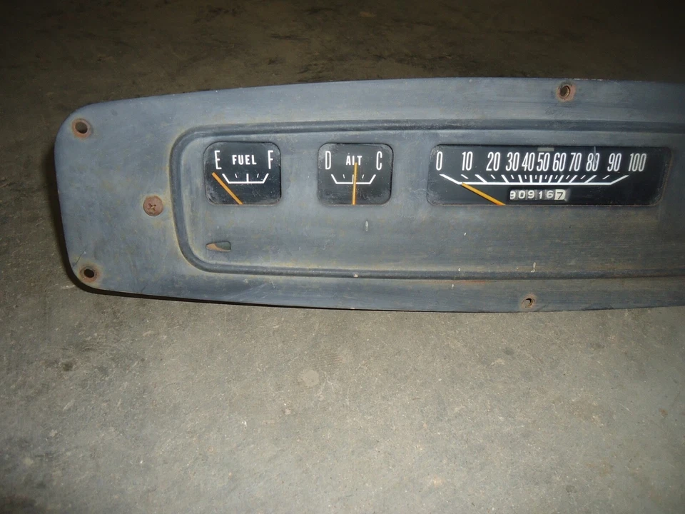 1969 DODGE D300 TRUCK INSTRUMENT CLUSTER / BEZEL 69 SPEEDOMETER GAUGES - Image 2 of 4