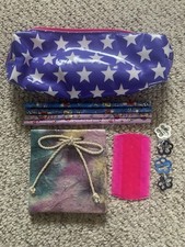 Mädchen Paket Federmäppchen mit 4 Bleistiften, einem Kamm, 4 Haarspangen & einem Notizblock NEU