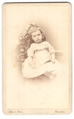 Fotografie J. Albert, München, Portrait süßes kleines Mädchen mit lockigem Haar 