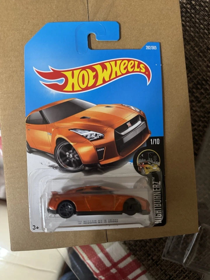 Nissan GT-R R35 (faltan neumáticos delanteros) Hot Wheels Major ERROR 17 ¡RARO!! Foto 3 de 4