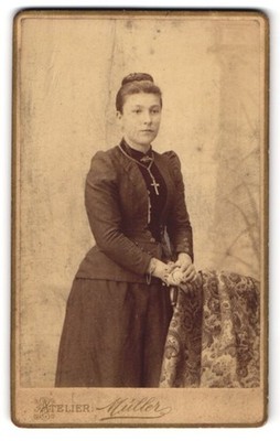 Photograph M. Müller, Rochlitz, young elegant lady with cross chain 