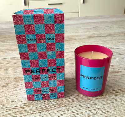 Marc Jacobs Perfect Duftkerze 70 g im Glas (Wachs/Glas) Rosa/Blau