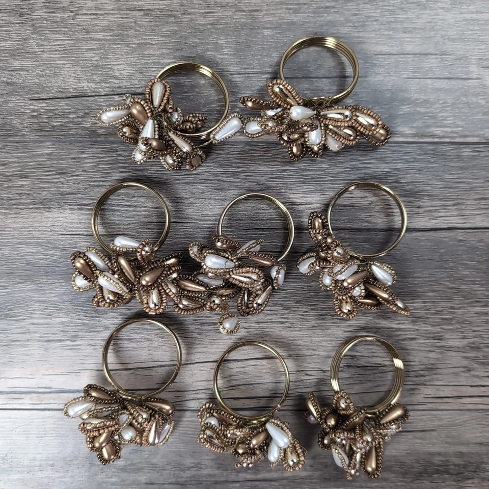 Juego de 8 servilleteros Kim Seybert redondos dorados con flor de perlas con cuentas de 1,5" de ancho Foto 4 de 4