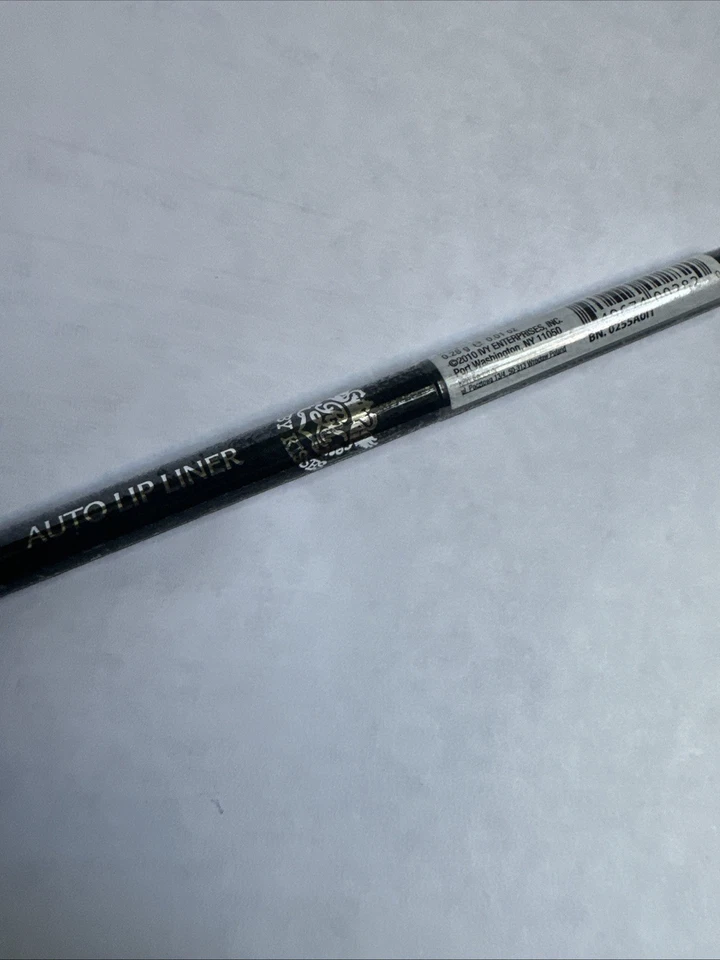 ONE RUBY KISSES DELINEADOR DE LABIOS AUTOMÁTICO COLOR CIRUELA Foto 3 de 4