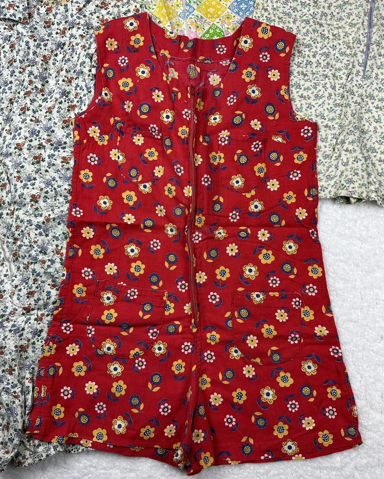De colección Años 50 Floral Saco de Alimentación Mameluco Algodón Rojo Hecho a Mano Ditsy Margarita Scovill Foto 2 de 4