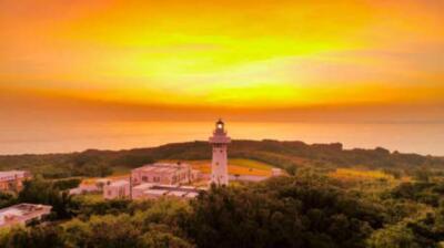Luftaufnahme des Sonnenuntergangs am Leuchtturm Eluanbi in Kenting, Taiwan. (158