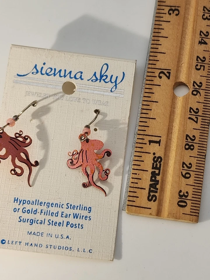 Brincos hipoalergênicos rosa coral OCTOPUS prata esterlina fios de orelha Sienna Sky - Imagem 2 de 3