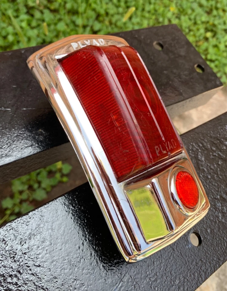 Luz trasera Plymouth Deluxe P17 1949 Foto 3 de 4