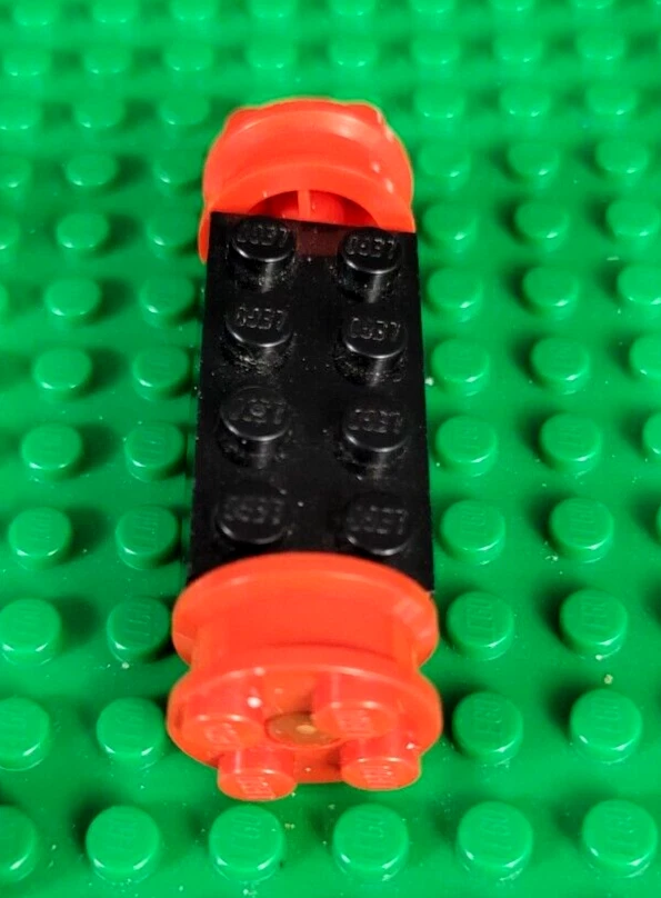 Um (1) LEGO #4180c02 tijolo preto, modificado 2 x 4 com rodas estilo livre vermelho usado - Imagem 4 de 4