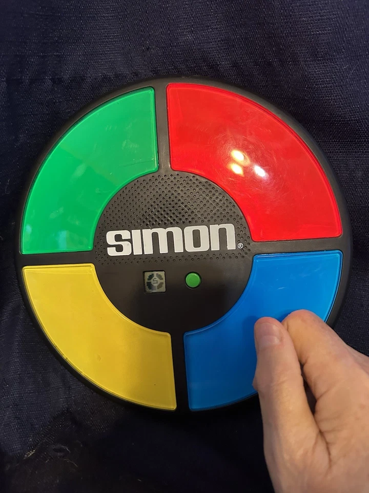 Simon Says Electronic Game Hasbro 2013 Classic Toy TESTED Working - Image 4 of 4