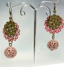 BOUCLES D'OREILLES EN METAL PEINT TRES LEGERE