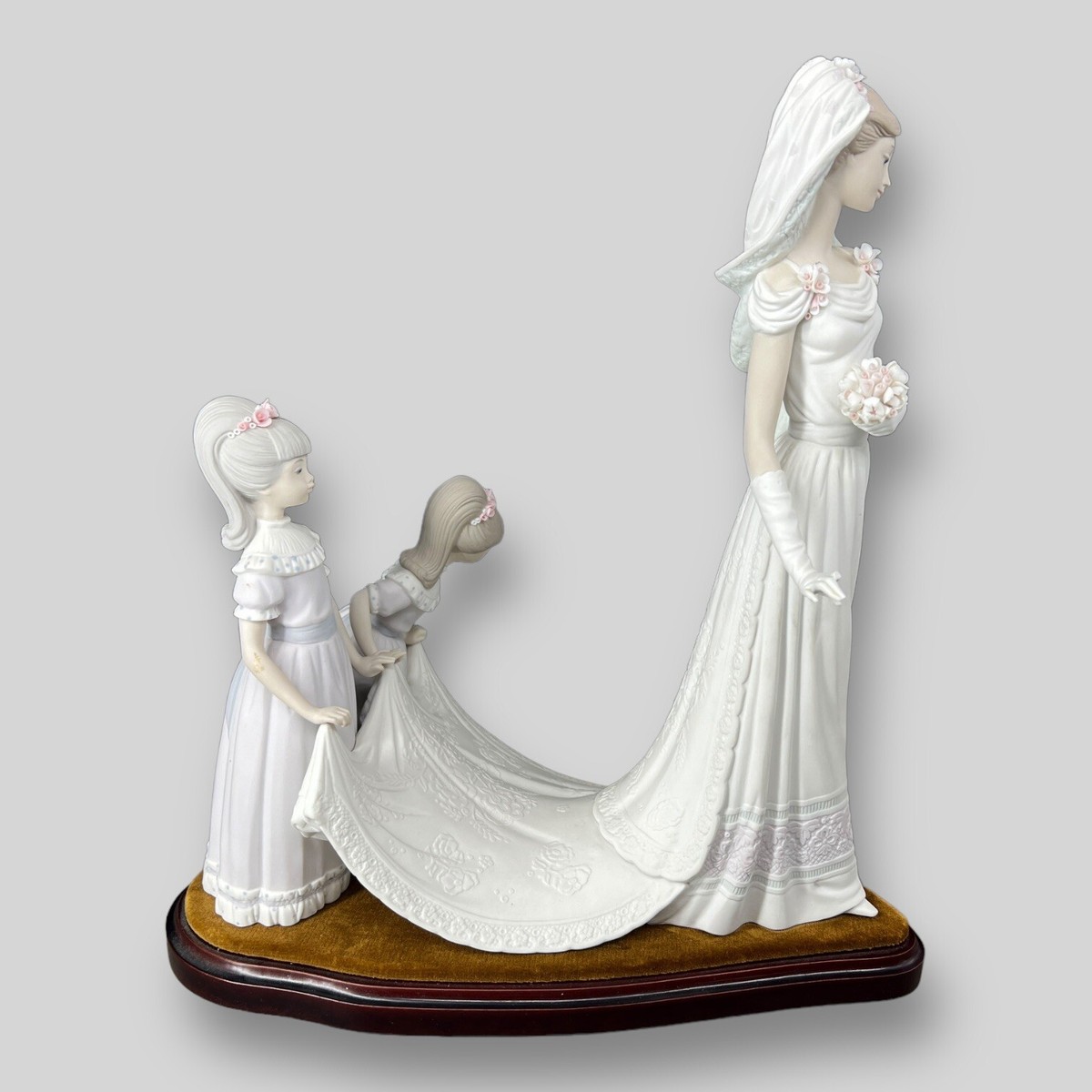 Lladro “Here Comes the Bride” Large Figurine Bride And Flower
