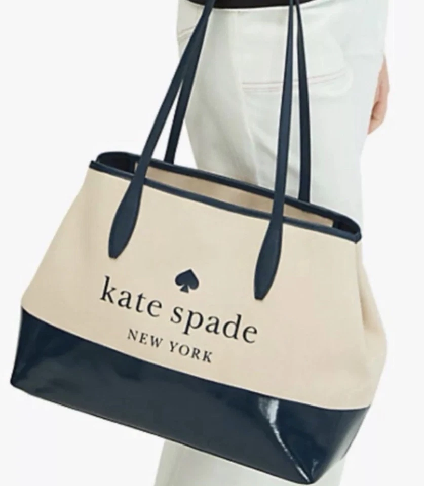Bolsa tote Kate Spade clássica pequena rua encaixe lateral boné noturno azul marinho lona patenteada - Imagem 2 de 4