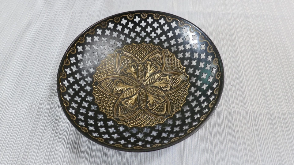 Jarrón de metal vintage y celosía con detalles grabados en oro India Foto 4 de 4