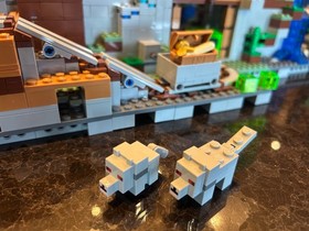 LEGO Minecraft: The Mountain Cave (21137)