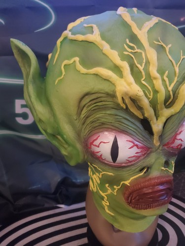 Illusive Concepts Saucer Man Retro Alien Halloween Mask Trick Or Treat Studios - Picture 3 of 24