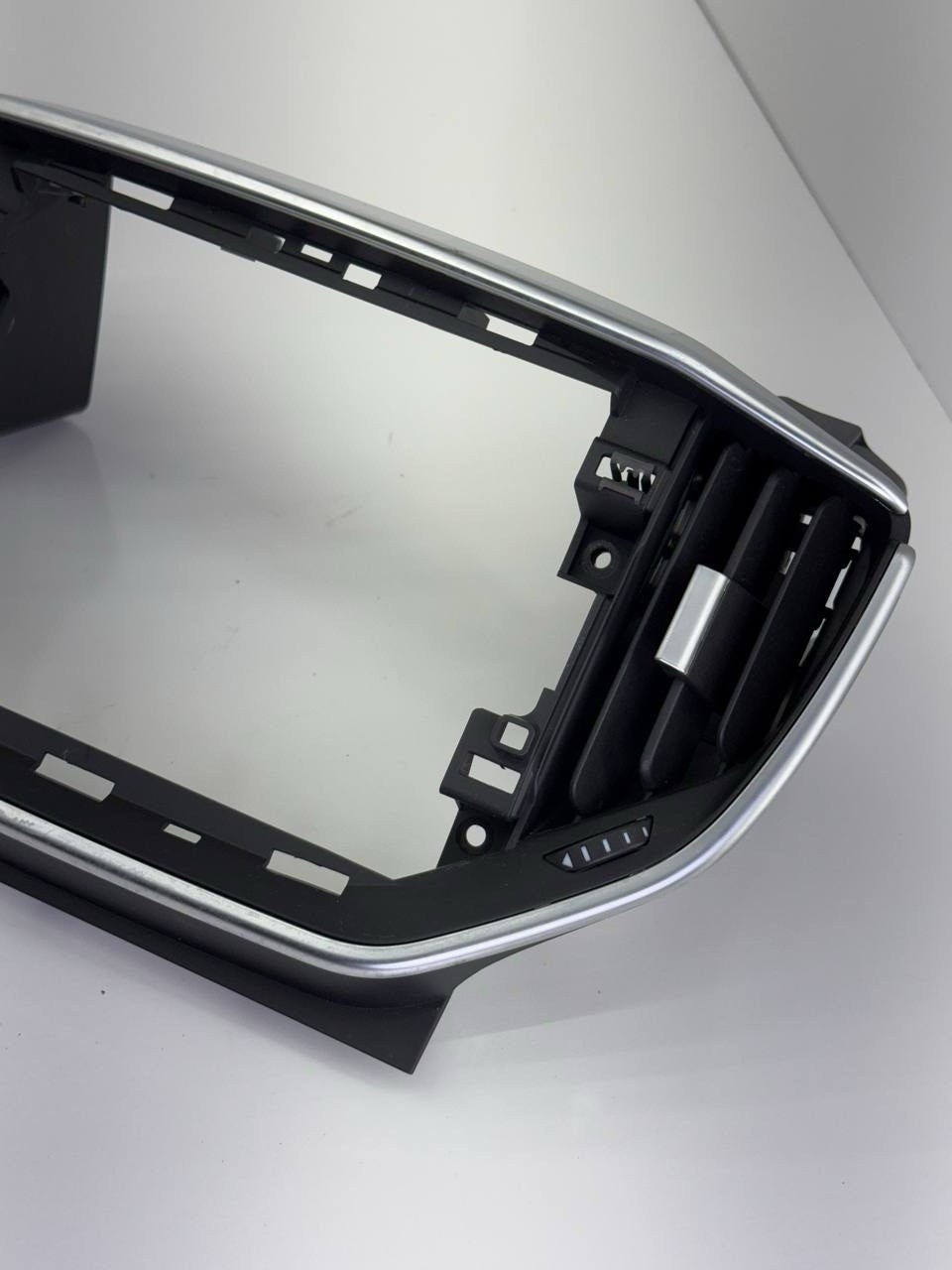 2014 - 2017 MASERATI GHIBLI RADIO SCREEN BEZEL AIR VENT 389