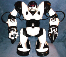 VINTAGE WOWWEE WHITE  BLACK ROBOSAPIEN ROBOT 2004 WORKS GREAT NO REMOTE.