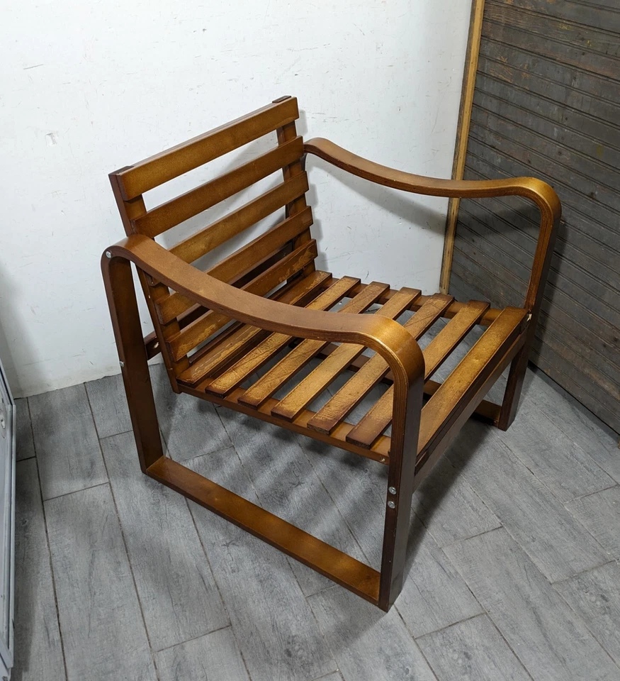 Sillón bajo vintage moderno de mediados de siglo con brazo de madera curvada escultural vinilo rojo Foto 3 de 4