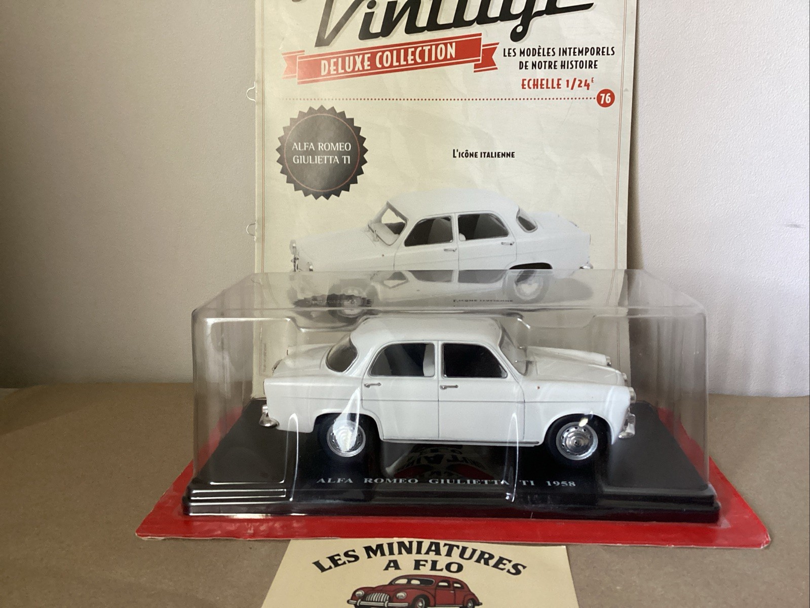 Alfa Romeo Giulietta TI 1958 réplique 1/24 pour décoration de bureau