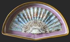 Ventaglio antico vintage in madreperla traforata con scena galante dipinta