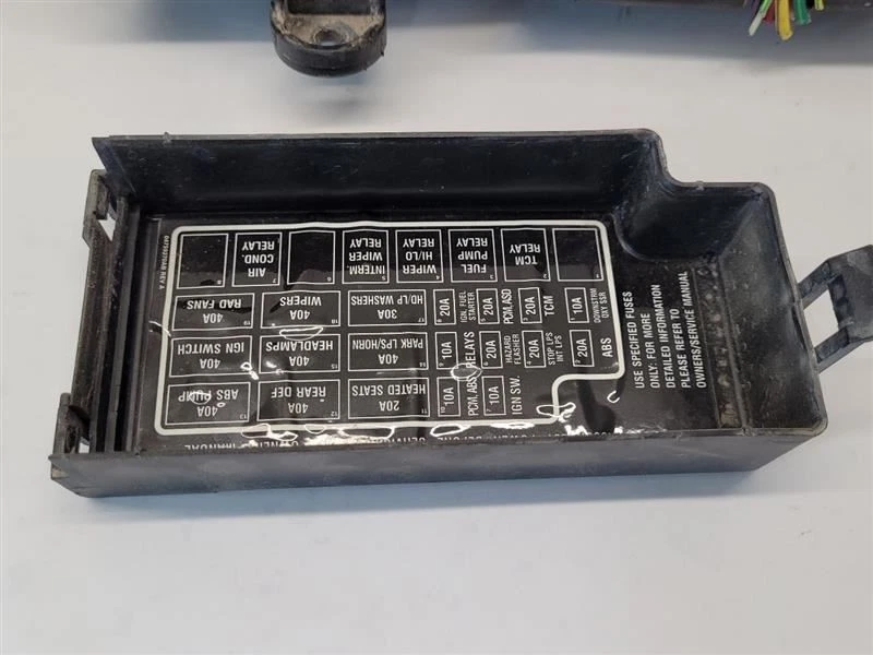 Dodge Avenger 2000 00 caja de fusibles compartimento del motor MR318380        Foto 4 de 4