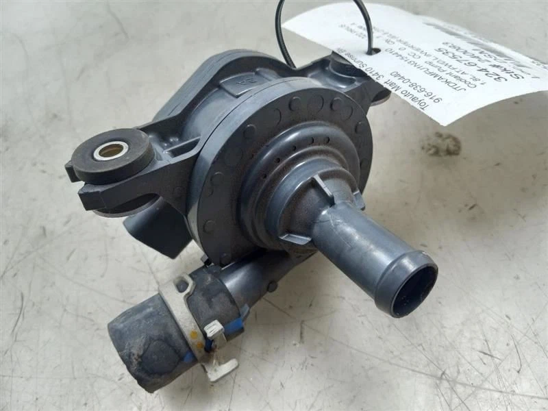 20-22 TOYOTA PRIUS 1.8L FWD AT ENGINE COOLANT PUMP  - Image 2 of 4