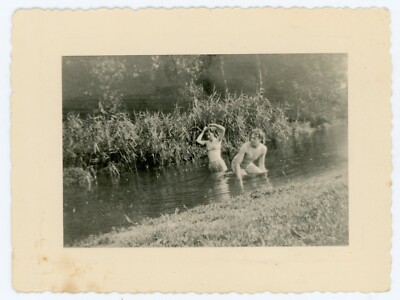 FOTO Vintage Amateur Snapshot, Damen Schwimmen Fluss Badeanzug »