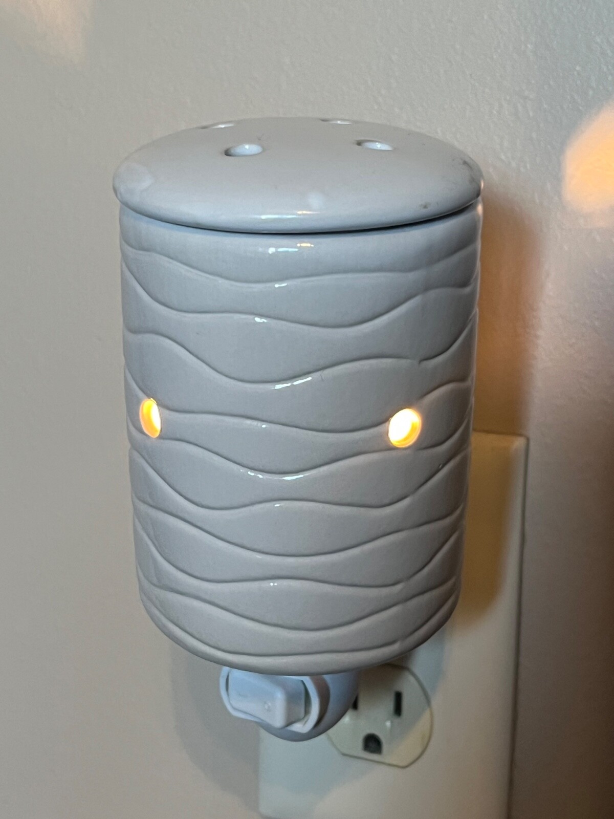 Accent wax warmer with some wax cubes