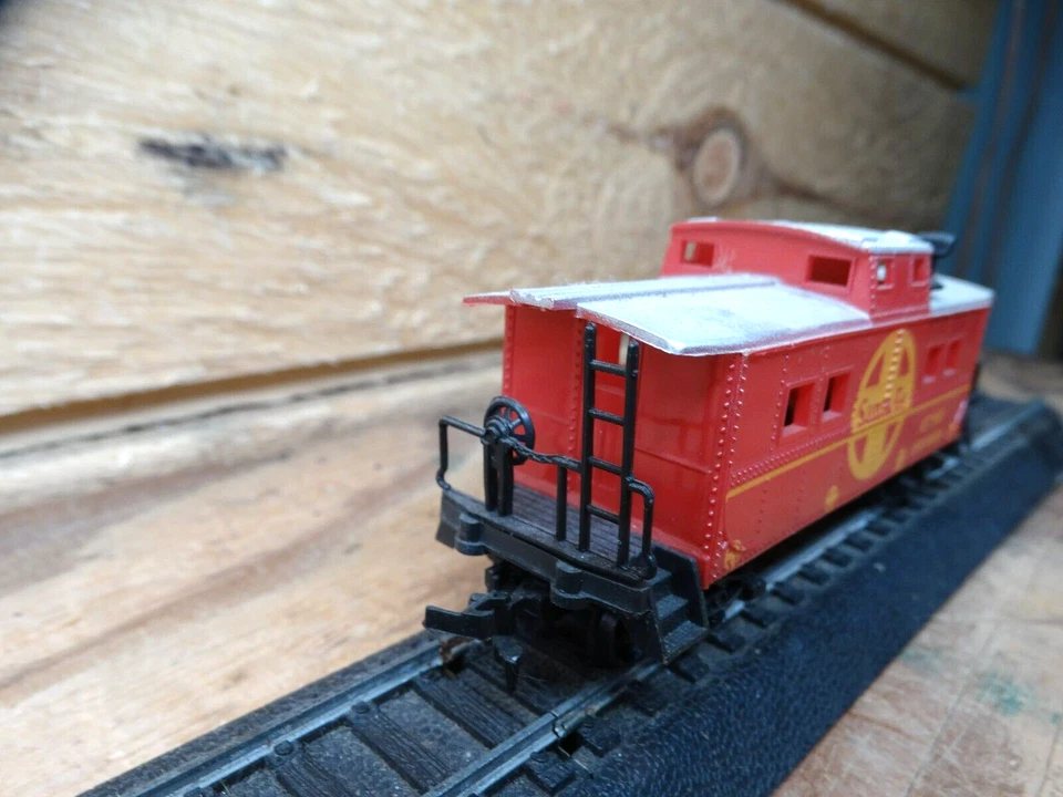 Life-Like HO Scale 41' Santa Fe ATSF 999850 Caboose with Chimney - Image 3 of 4