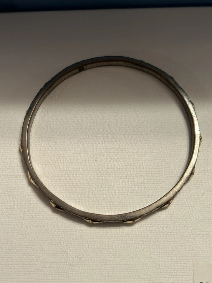 Brazalete ajustado House of Harlow 1960 pirámide de plata y oro Foto 3 de 4