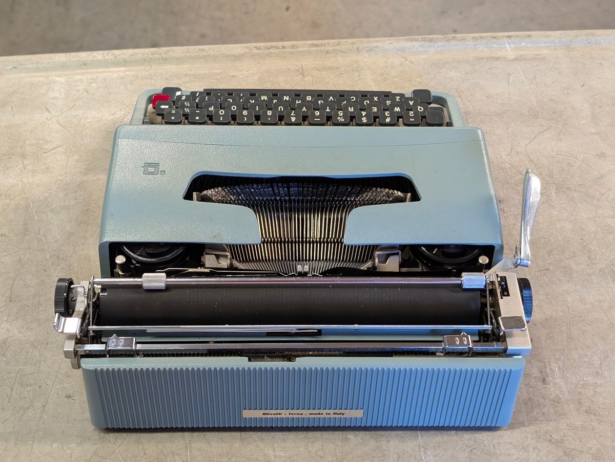 Olivetti Underwood Lettera 32 Typewriter; tested, oiled, works; w