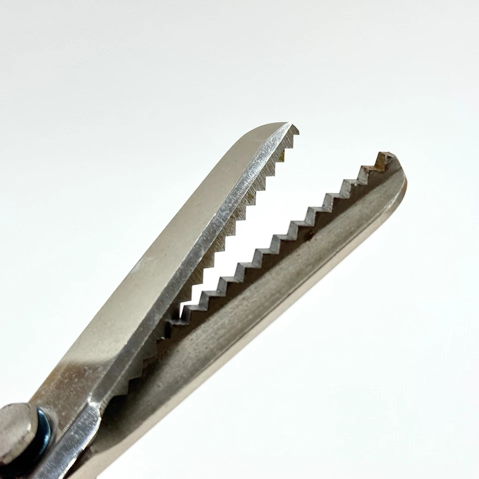 VINTAGE BLACK HANDLE PINKING DRESSMAKERS SCISSORS SEWING FABRIC CRAFT TOOL - Image 3 of 4