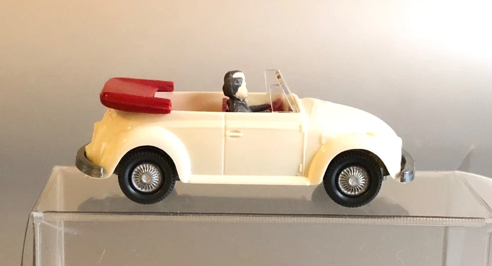 VW Käfer 1302 LS Cabrio - cremeweiß / weinrot / Figuren - Wiking 033-13 1:90 NEU