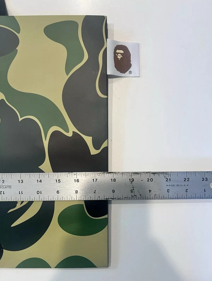 Bolsas de mano grandes verdes camufladas A Bathing Ape BAPE para regalo de compras (18 en total) Foto 4 de 4