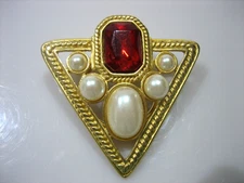 VINTAGE SIGNED TAT GOLD TONE FAUX PEARL RED RHINESTONE SCARF CLIP