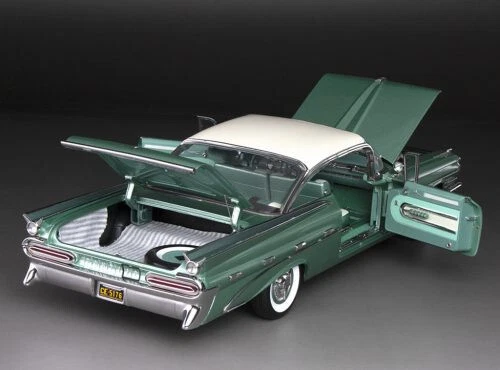 1959 Pontiac Bonneville Jademist Green  1:18 SunStar 5176 - Image 4 of 4