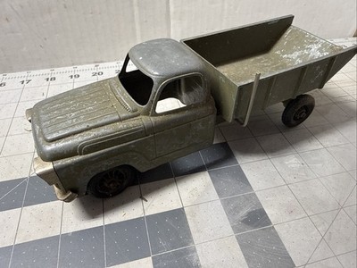 Vintage metal Hubley Dump Truck 1950-60's Chevy Truck, 9 1/4''