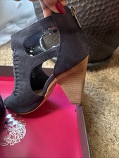 Vince Camuto Navy Leather Size 8 1/2 Brand Ne...