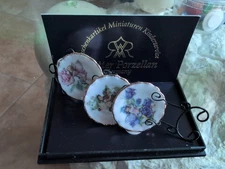 MINIATURE DOLLHOUSE 1:12 SCALE REUTTER 3 PLATE RACK - Flower Fairies 