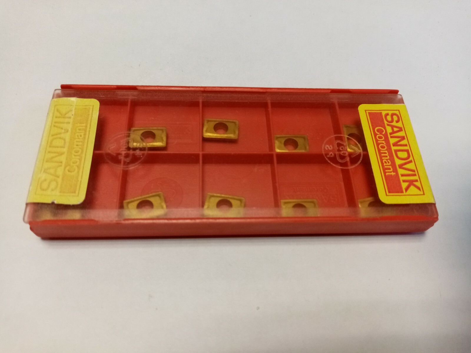 Plaquettes SANDVIK R215.44 pour stopper la casse sur acier dur P40