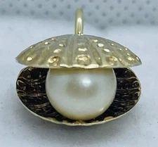 14 K/585  Yellow Gold  Shell With A Pearl Inside  3-D Charm/Pendant 3.29 Grams ￼