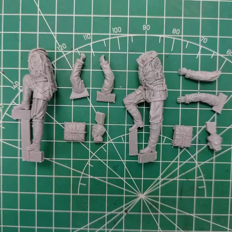 Figure In Resina 1:32 – Piloti Giapponesi (2 Uomini) – Kit Non Assemblato Non Verniciato
