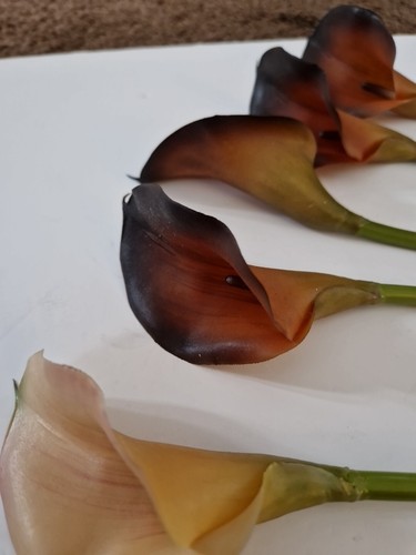 Lilys X 8 Soft Latex Flowers - Picture 6 of 6