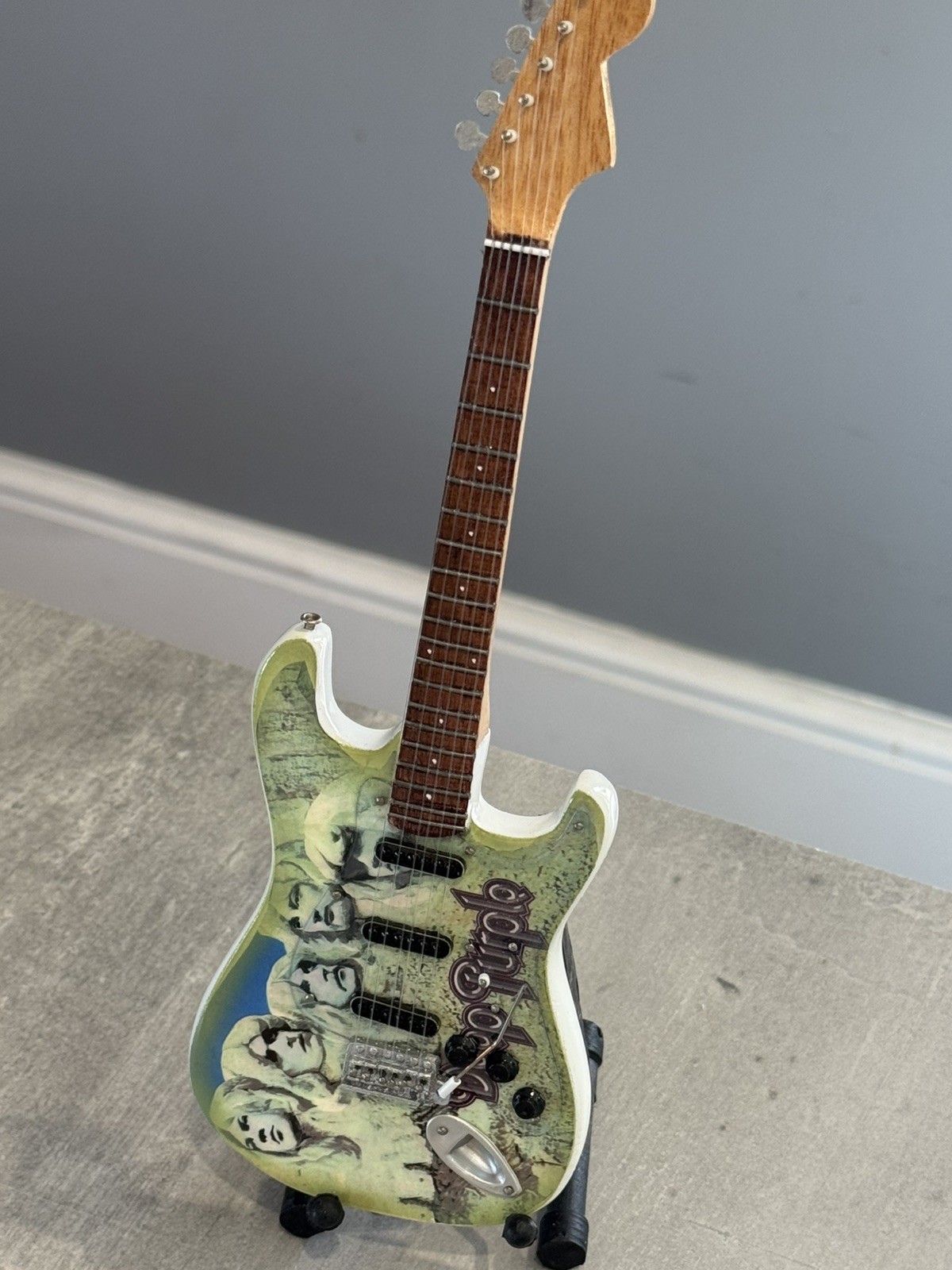 Deep Purple miniature Guitar - 10 inches tall - includes stand - UK stock foto 5