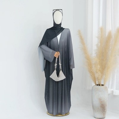 offene Abaya aus zwei Teilen Kopftuch und Abaya
